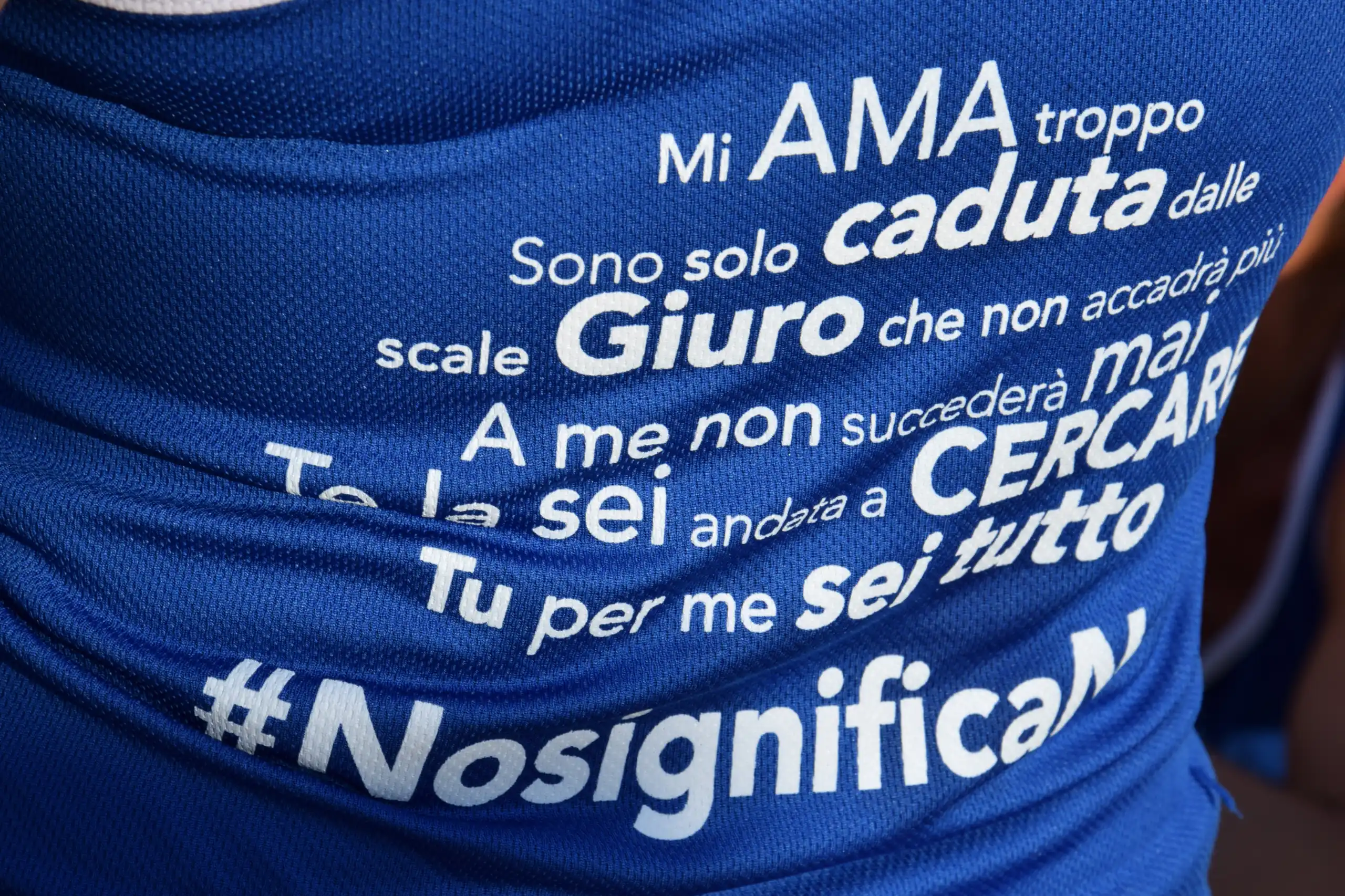 maglia tecnica blu di Angels in Run con frase stampata contro la violenza sulle donne in colore bianco.